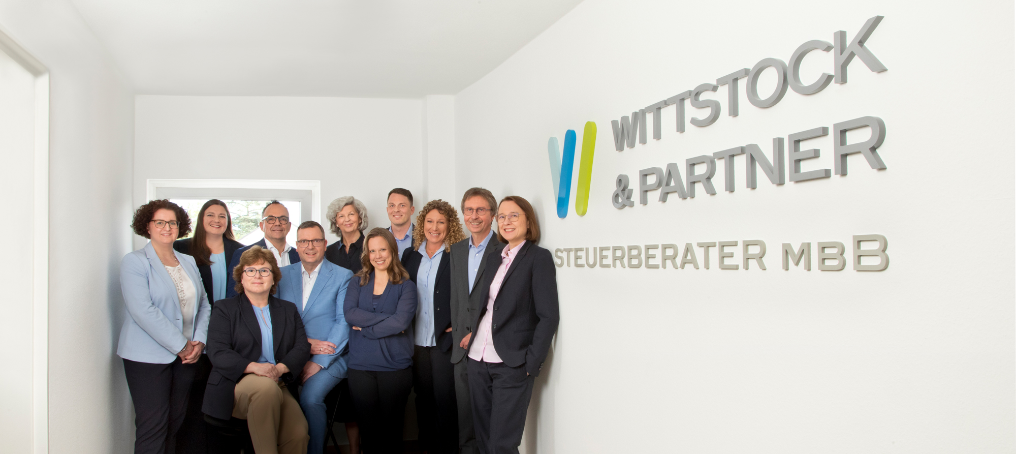 Wittstock-und-Partner-Team v. l.: Katja Weidner‑Wittstock, Viviane Kitzing, Sybille Diegel-Schmitt, Markus Hoffmann, Uwe Wittstock, Petra Herrmann, Melanie Herbert, Constantin Röser, Alexandra Pauly, Dieter Drost und Johanna Wiesner